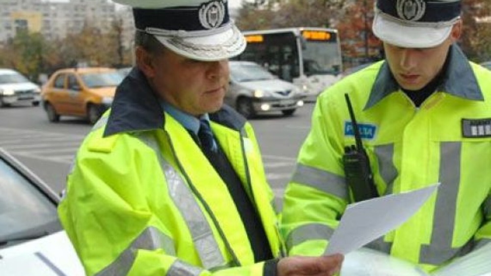 Polițiști rutieri întocmind proces-verbal